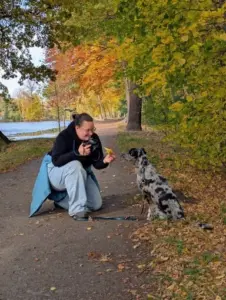 Fotospaziergang in der Natur für Frauen mit Hund