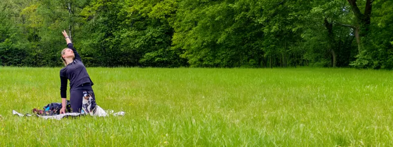 Monique-Hoppe-Teds-Pfotenpfade-Angebot-Yoga-Hundewanderung